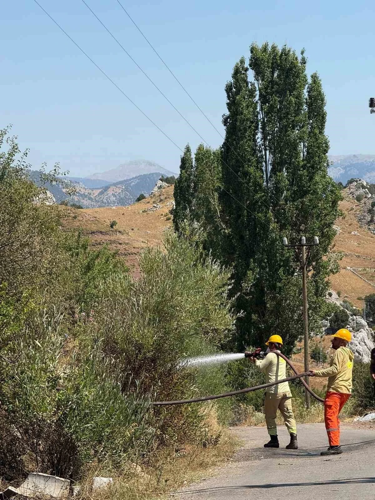 Alanya&rsquo;da otluk alanda &ccedil;ıkan yangın b&uuml;y&uuml;meden s&ouml;nd&uuml;r&uuml;ld&uuml;
