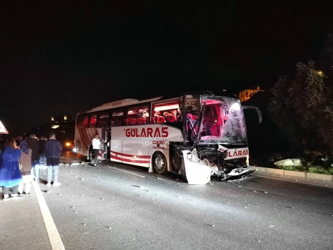 Alanya’da otobüs ile tır çarpıştı: 5 yaralı
