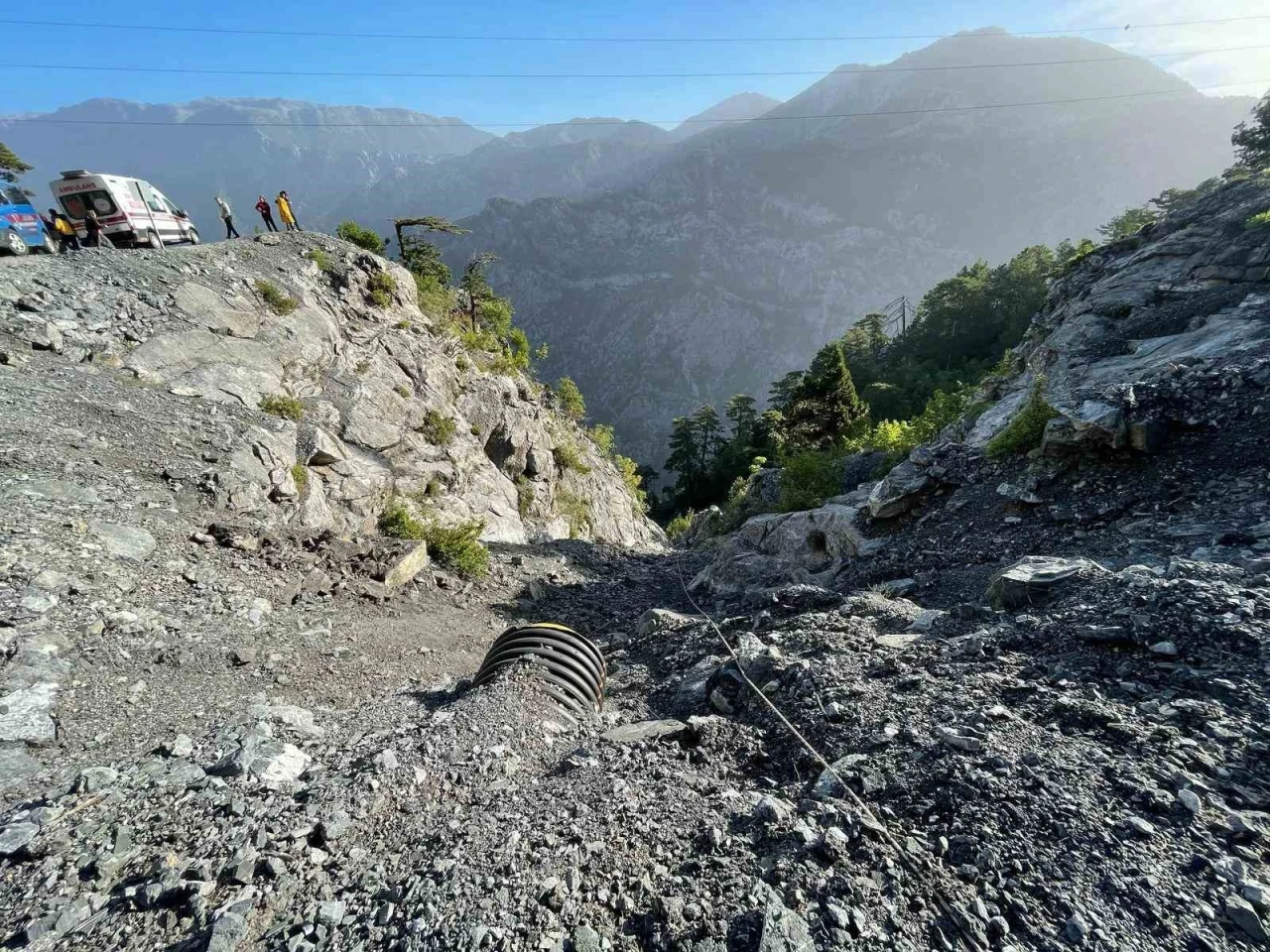 Alanya’da otomobil uçuruma yuvarlandı : 1 ölü
