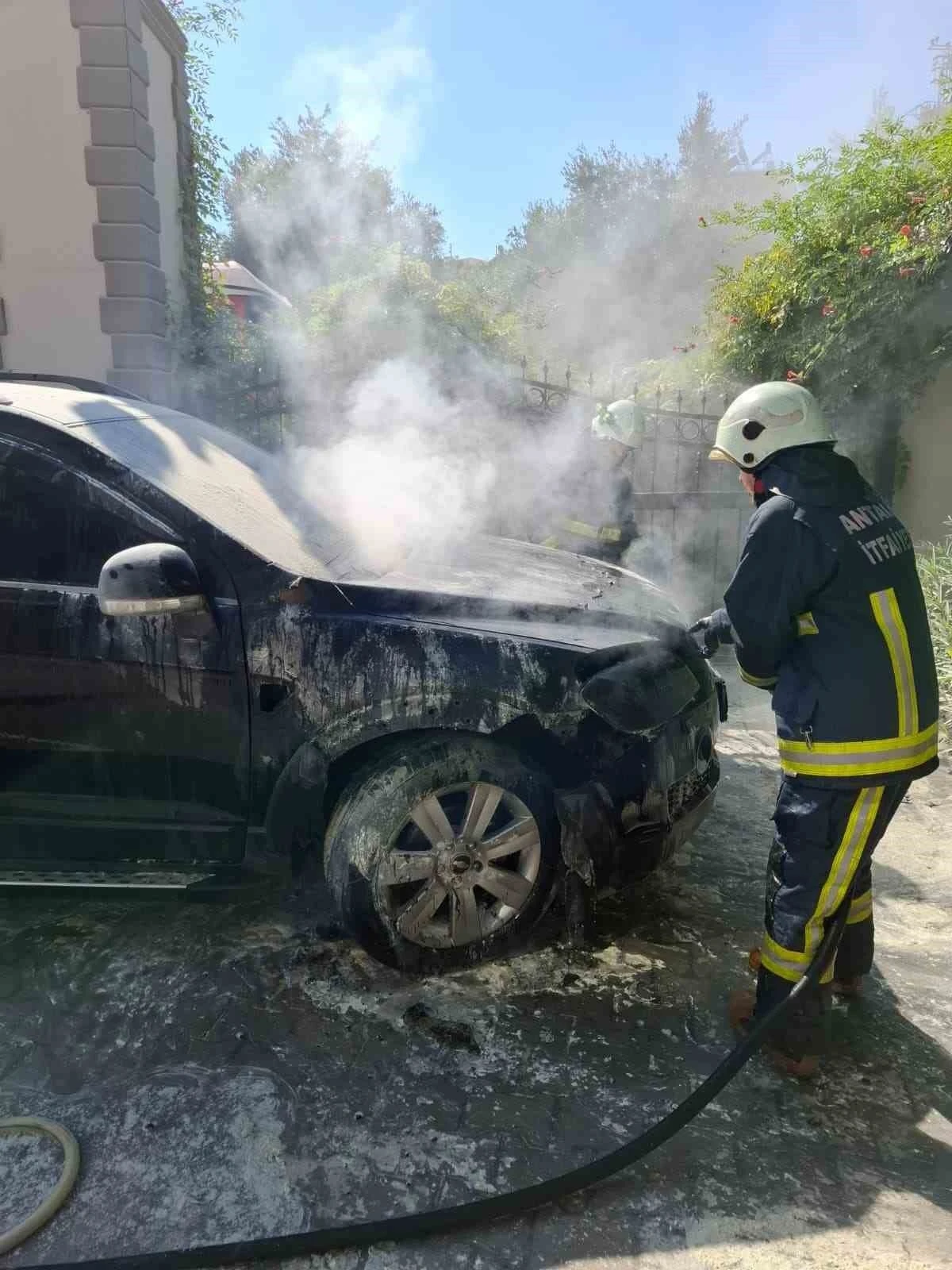 Alanya’da park halindeki otomobil alevlere teslim oldu
