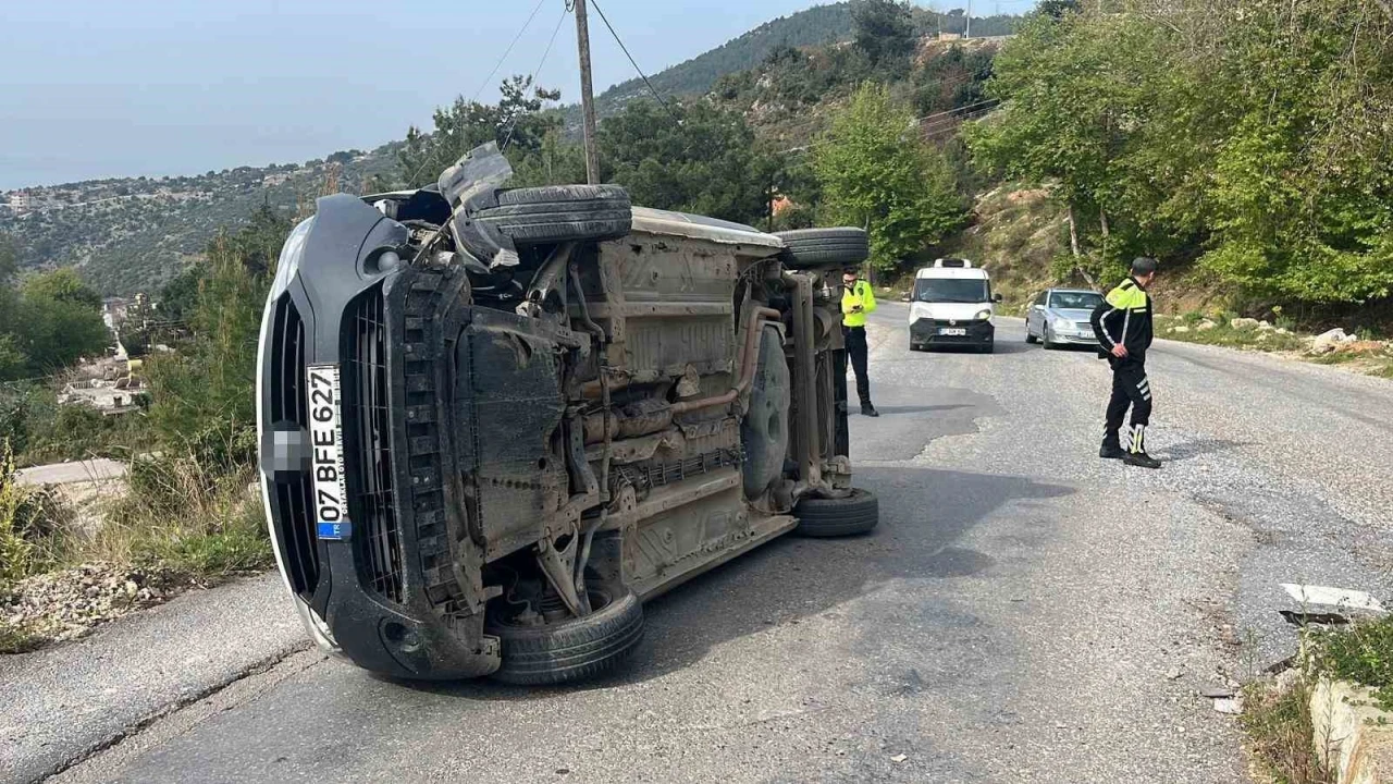 Alanya&rsquo;da ref&uuml;je &ccedil;arpan hafif ticari ara&ccedil; devrildi: 1 yaralı
