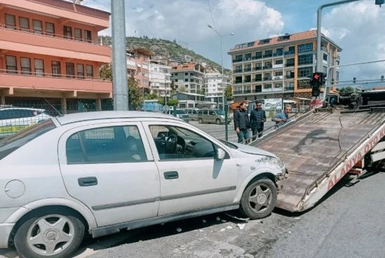 Alanya’da refüje çarpan otomobil, aydınlatma direğine çarparak durabildi
