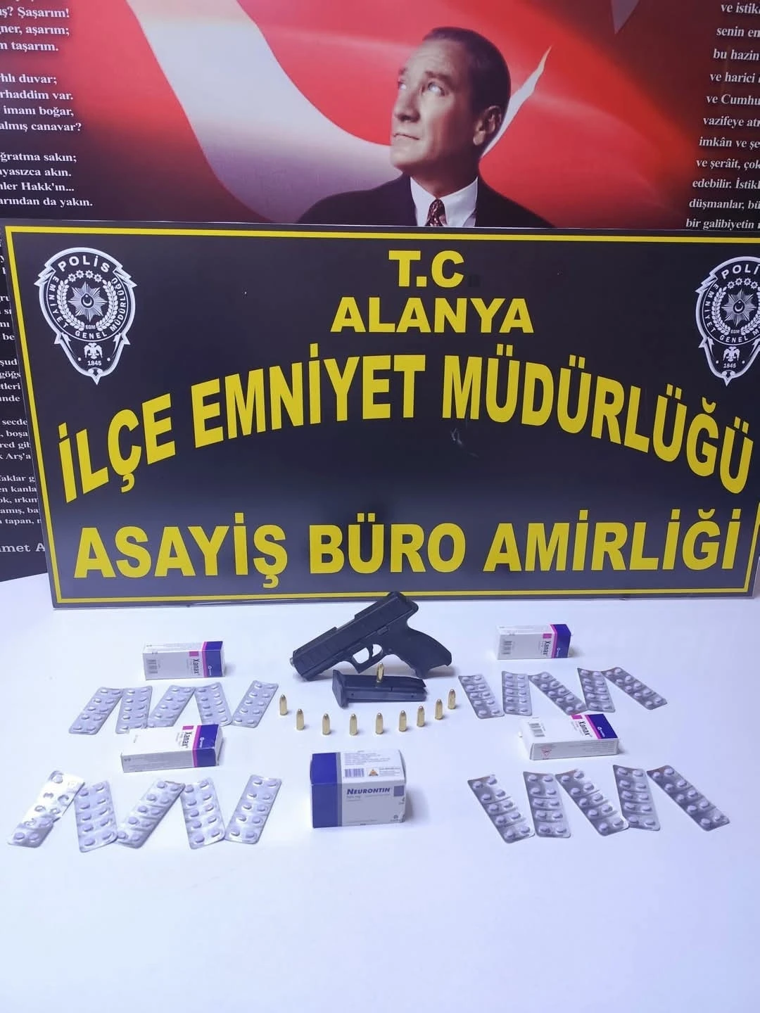 Alanya’da ruhsatsız silah ve uyuşturucu hap ele geçirildi
