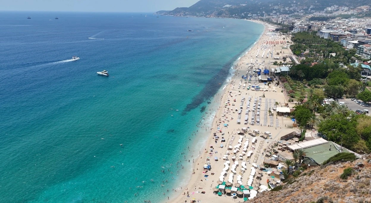 Alanya’da serinlemek isteyen turistler soluğu Kleopatra Plajı’nda aldı
