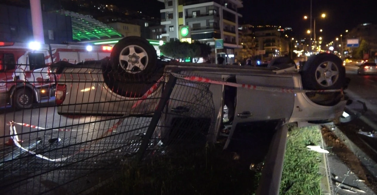 Alanya’da takla atan otomobil hurdaya döndü: 2 yaralı
