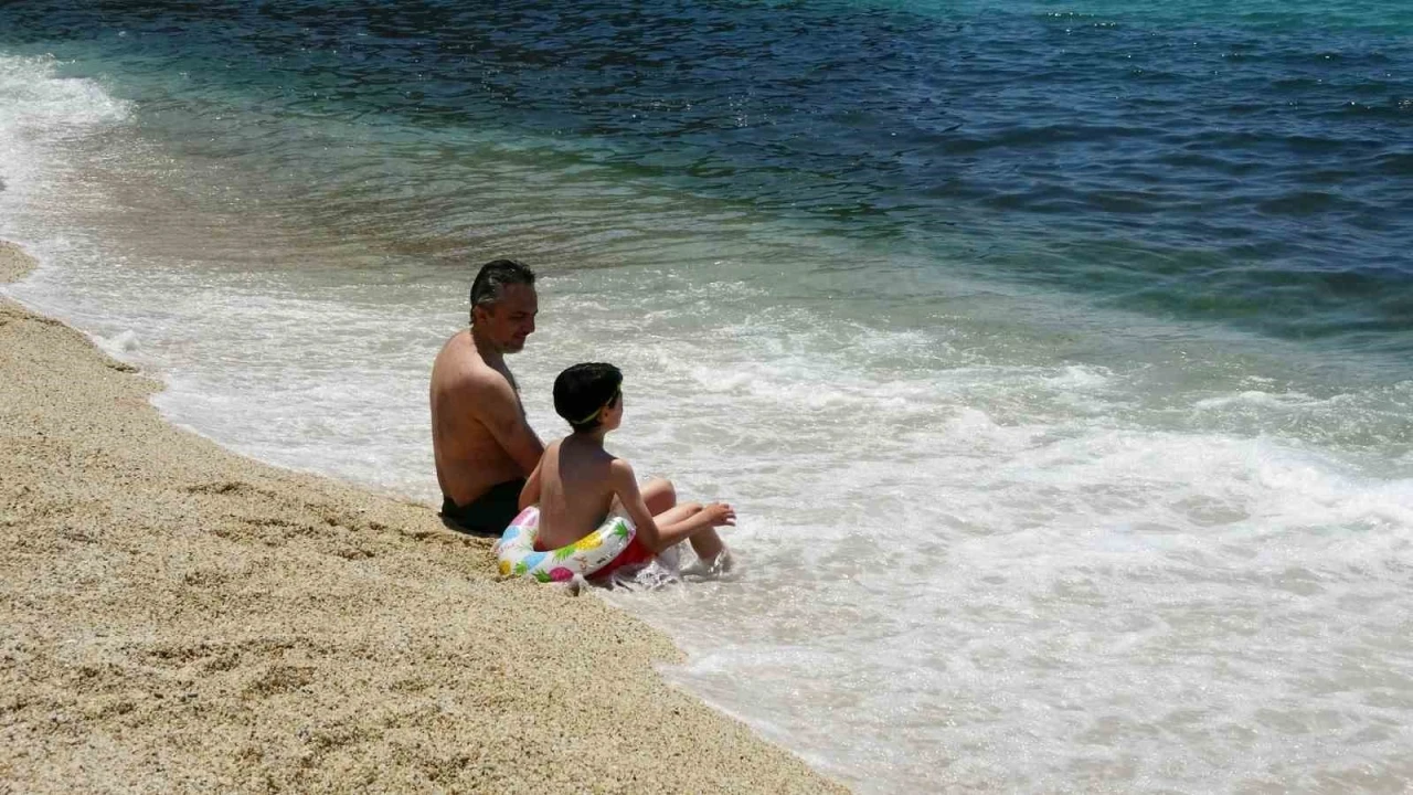 Alanya&rsquo;da termometreler 31 dereceyi g&ouml;sterdi, sahiller doldu

