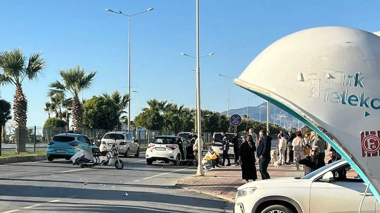 Alanya&rsquo;da &uuml;&ccedil; tekerlekli motosiklet ile otomobil &ccedil;arpıştı: 2 &ouml;l&uuml;, 1 ağır yaralı
