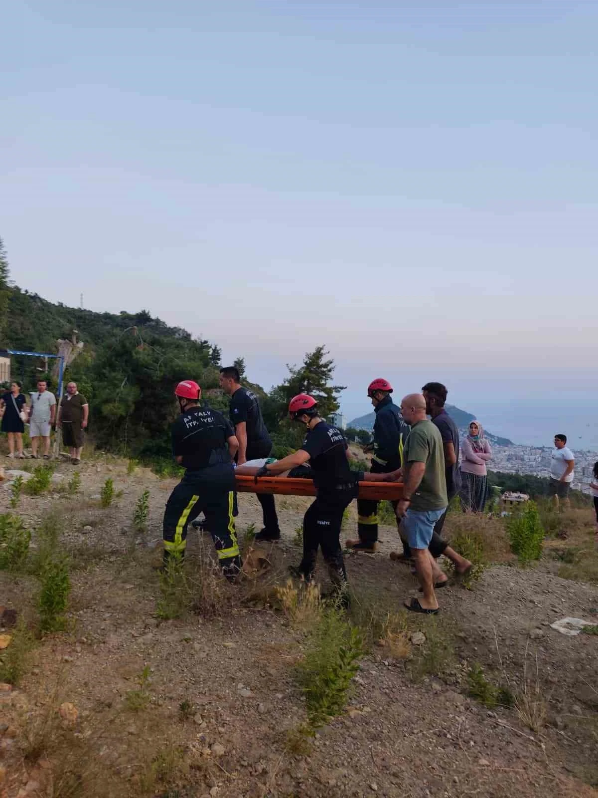Alanya&rsquo;da u&ccedil;uruma yuvarlanan ATV s&uuml;r&uuml;c&uuml;s&uuml;n&uuml; itfaiye ekipleri kurtardı
