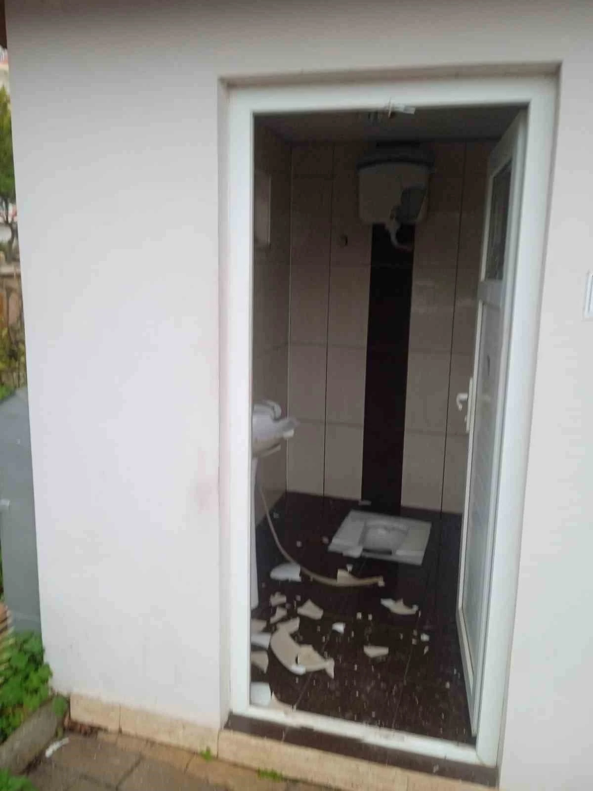 Alanya&rsquo;da umumi tuvaletin camları ve seramiklerini kırdılar

