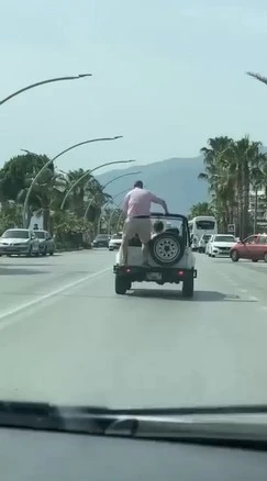 Alanya’da üstü açık araçla trafiği tehlikeye attılar
