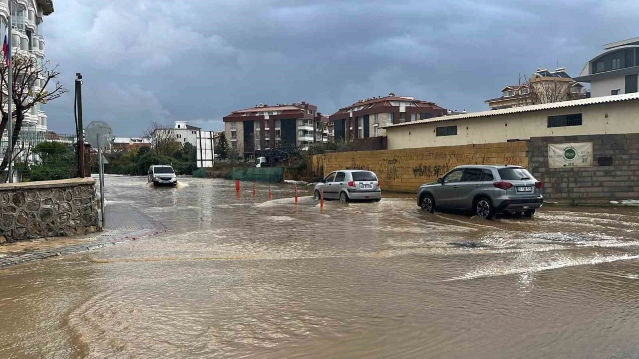 Alanya&rsquo;da  yağmur , dolu ve fırtına hayatı olumsuz etkiledi
