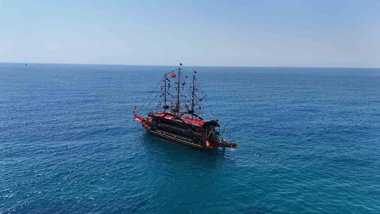 Alanya&rsquo;da yaz erken geldi, yerli ve yabancı turistler sahile koştu
