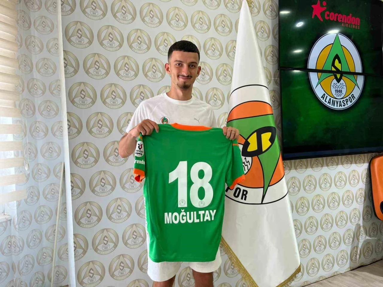 Alanyaspor kadrosuna kattığı 4 oyuncu için imza töreni düzenledi
