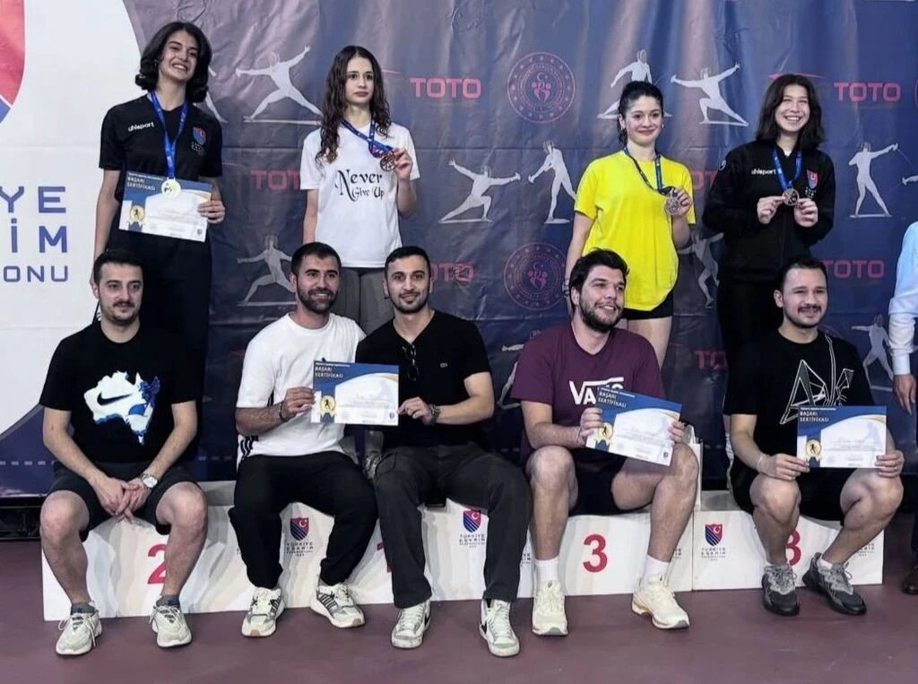 Alanyasporlu eskrim sporcuları şehre madalya ile döndü
