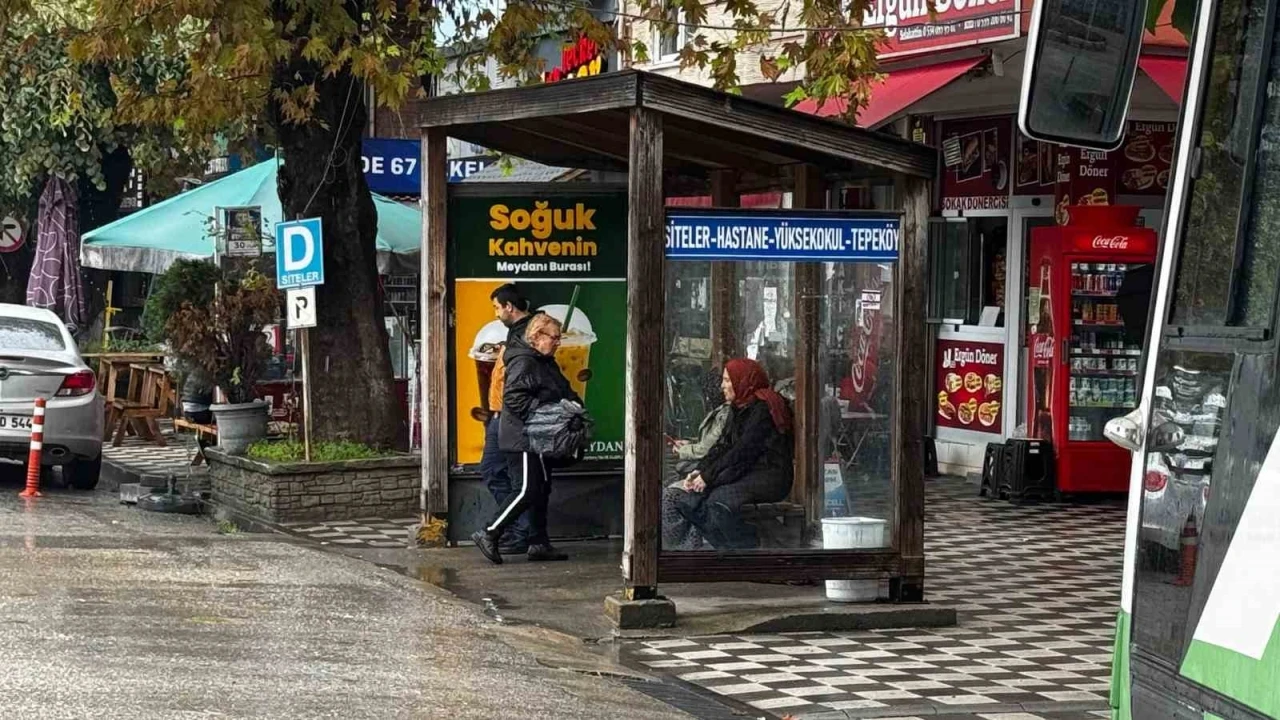 Alaplı’da halk otobüsü duraklarında saat çizelgesi eksikliği tepki çekti
