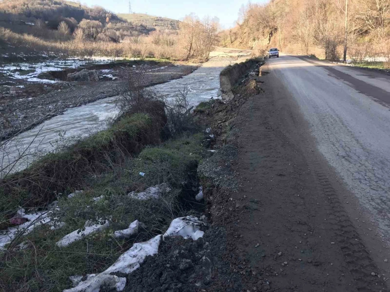 Alaplı&rsquo;da istinat duvarı &ccedil;&ouml;kt&uuml;
