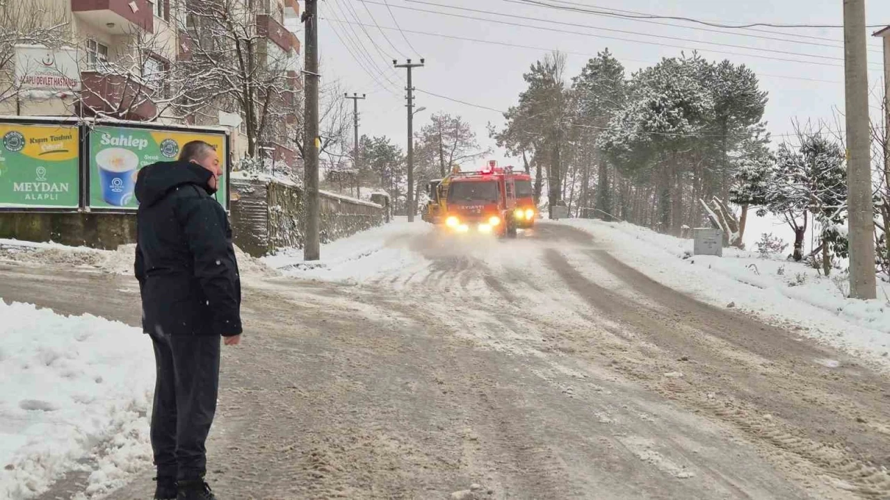 Alaplı&rsquo;da karla m&uuml;cadelede 12 yıldız deniz suyu kullanılıyor
