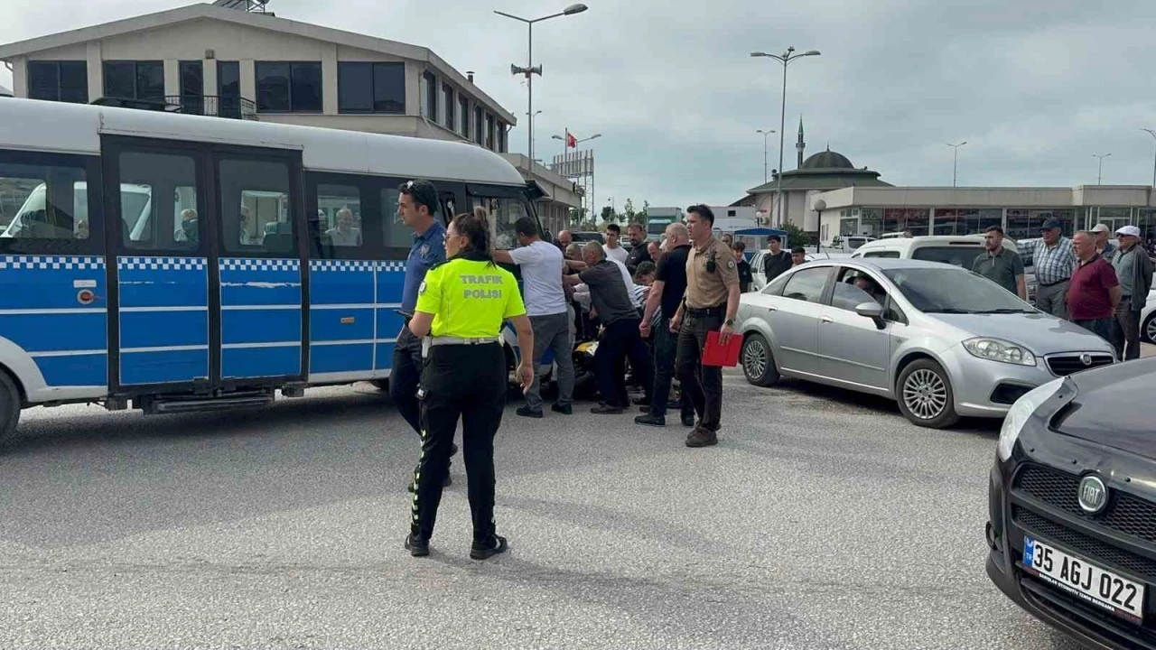 Alaplı&rsquo;da  minib&uuml;s, motosiklete &ccedil;arptı 1 yaralı
