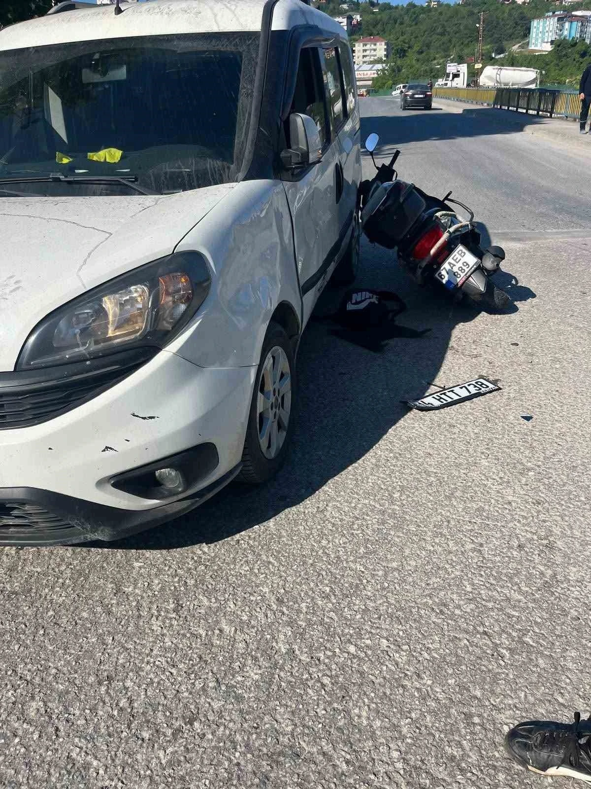 Alaplı&rsquo;da zincirleme kaza; Motosikletteki 2 kişi yaralandı
