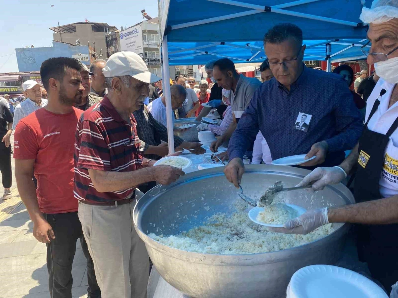 Alaşehir Belediyesi’nden merhum Ferdi Zeyrek için pilav hayrı

