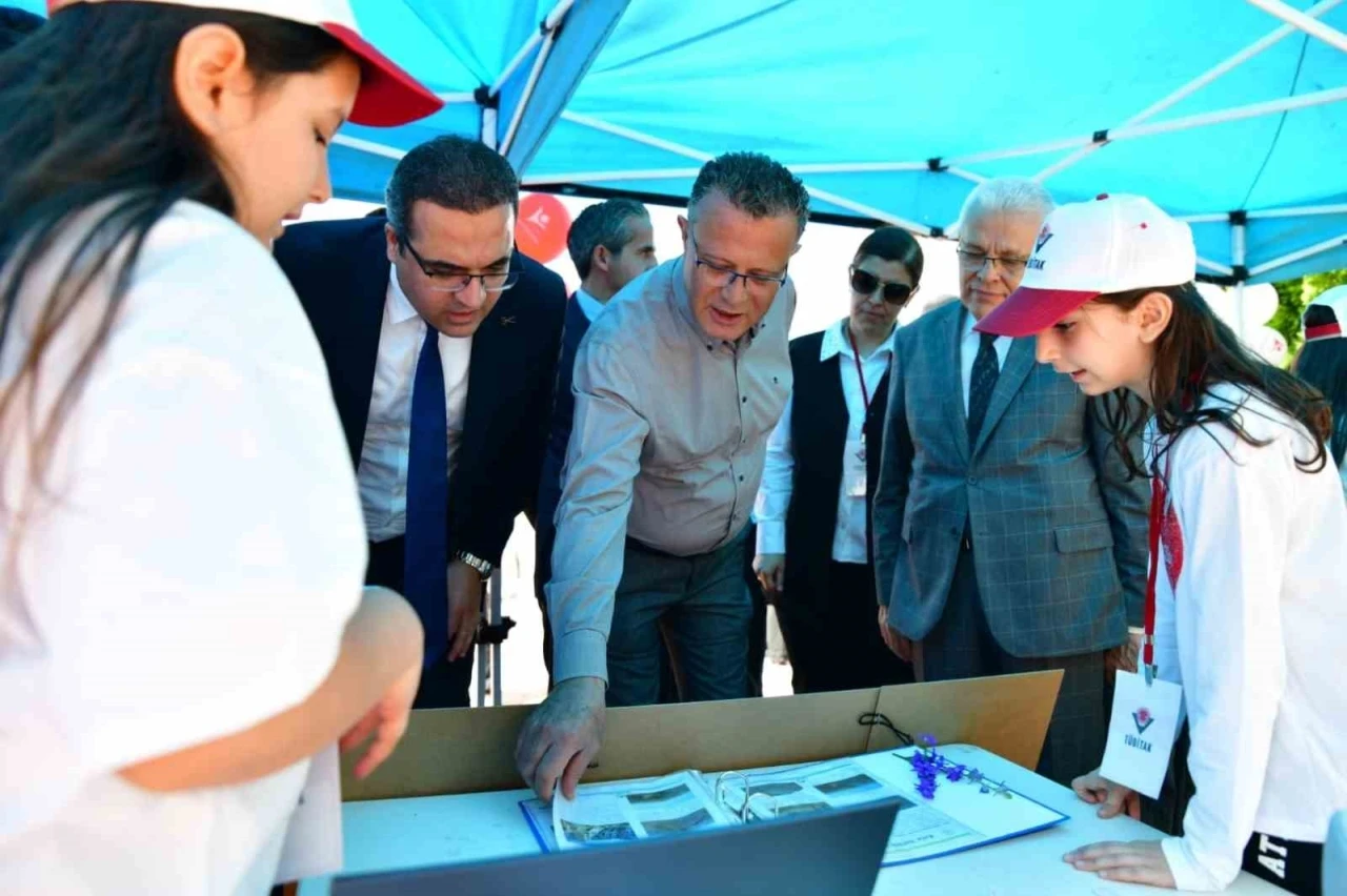 Alaşehir BİLSEM’de TÜBİTAK 4006 Bilim Fuarı açıldı

