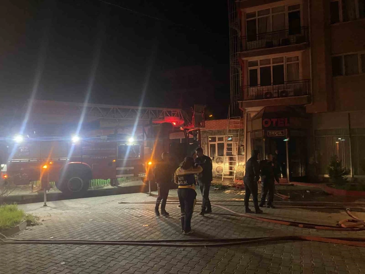 Alaşehir&rsquo;de 5 katlı otelde korkutan yangın

