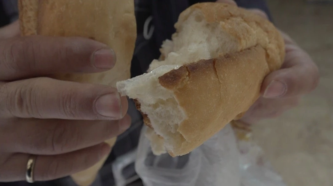 Aldığı ekmeğin içinden çıkan poşet parçası ile şok oldu
