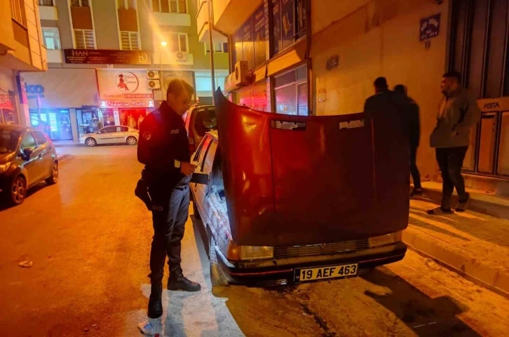 Alev alan otomobili mahalle bek&ccedil;ileri s&ouml;nd&uuml;rd&uuml;
