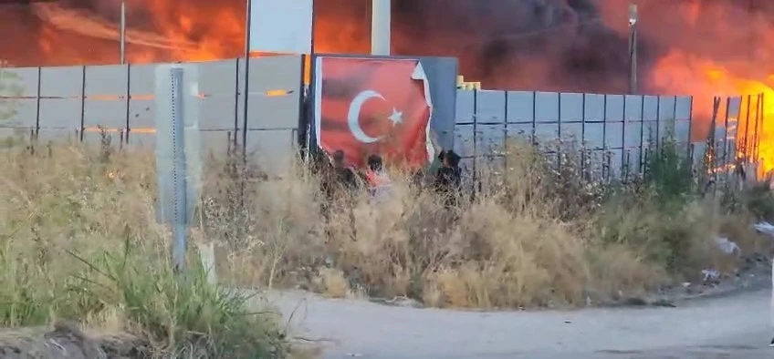Alev alev yanan fabrikada kalan Türk bayrağını böyle kurtardı

