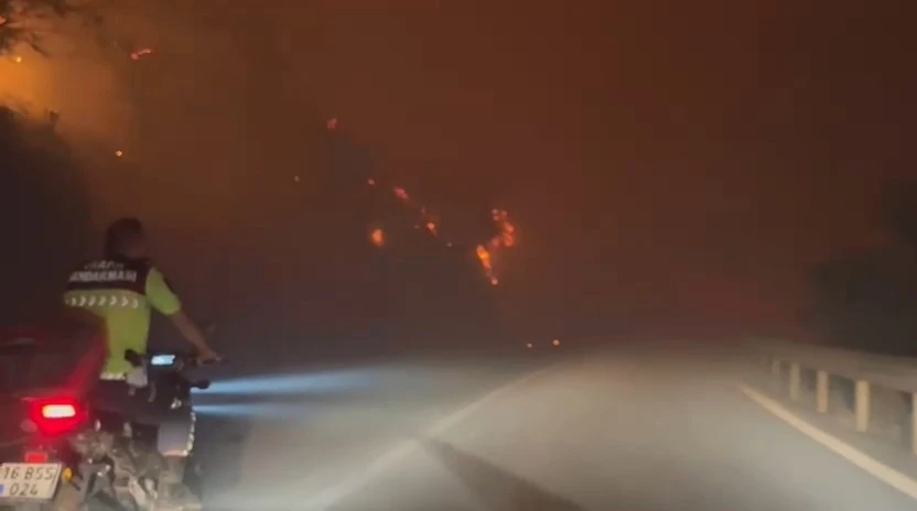 Alev kapanından kaçış anı kamerada... Jandarma ve basın mensupları yangında mahsur kaldı
