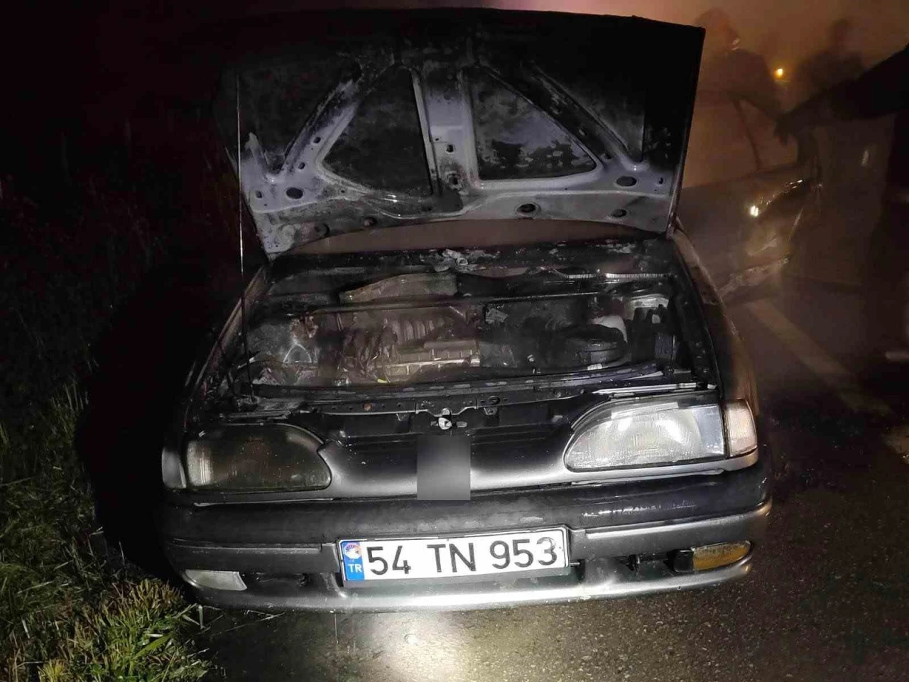 Alev topuna dönen otomobil, itfaiye ekiplerince söndürüldü
