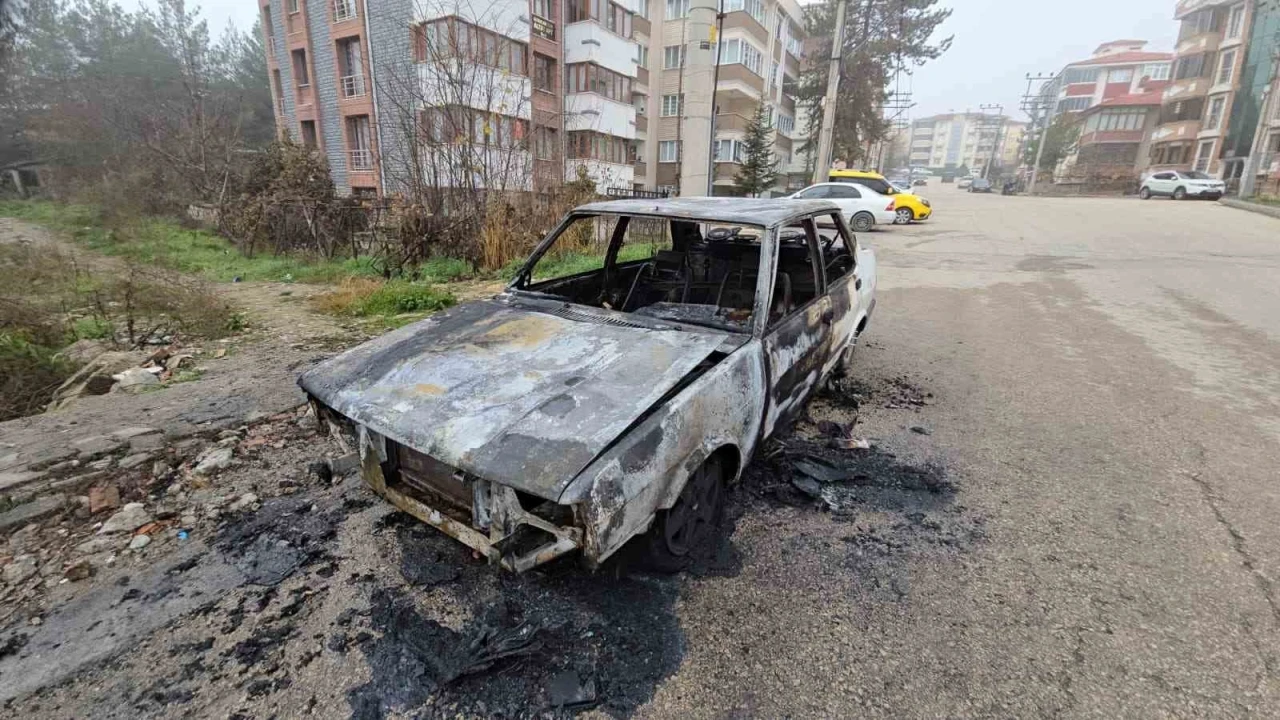 Alev topuna d&ouml;nen otomobilden geriye demir yığını kaldı
