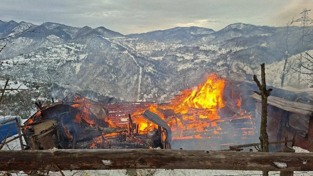 Alevlere teslim olan ahşap ev tamamen yandı
