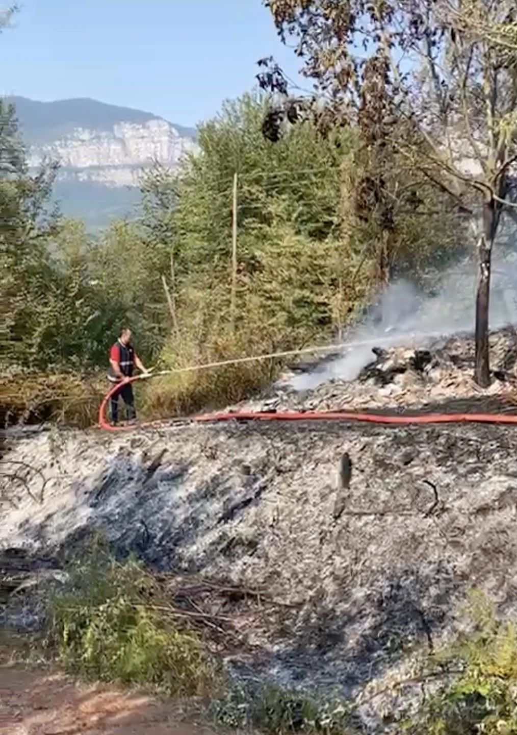 Alevlere teslim olan ev küle döndü, iki kardeş yaralı kurtuldu

