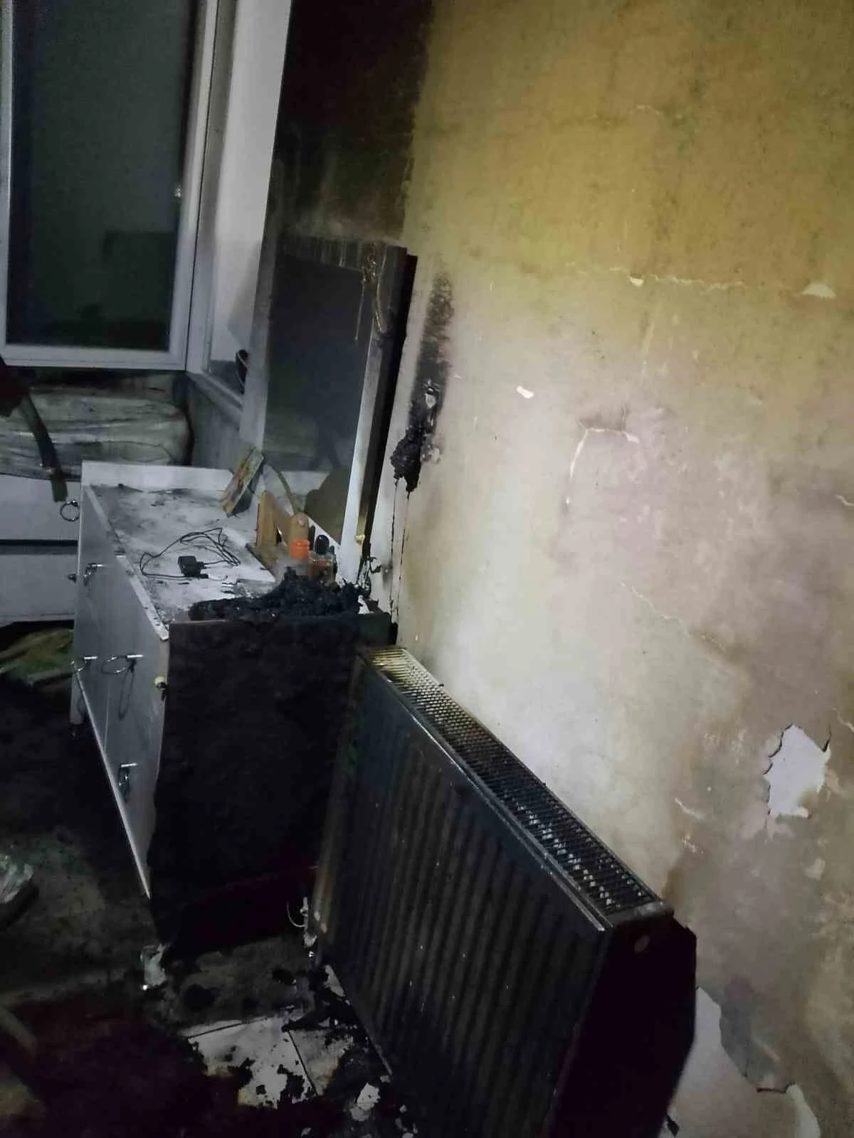 Alevlere teslim olan ev kullanılamaz hale geldi
