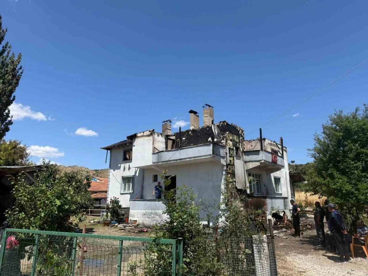 Alevlere teslim olan ev kullanılmaz hale geldi
