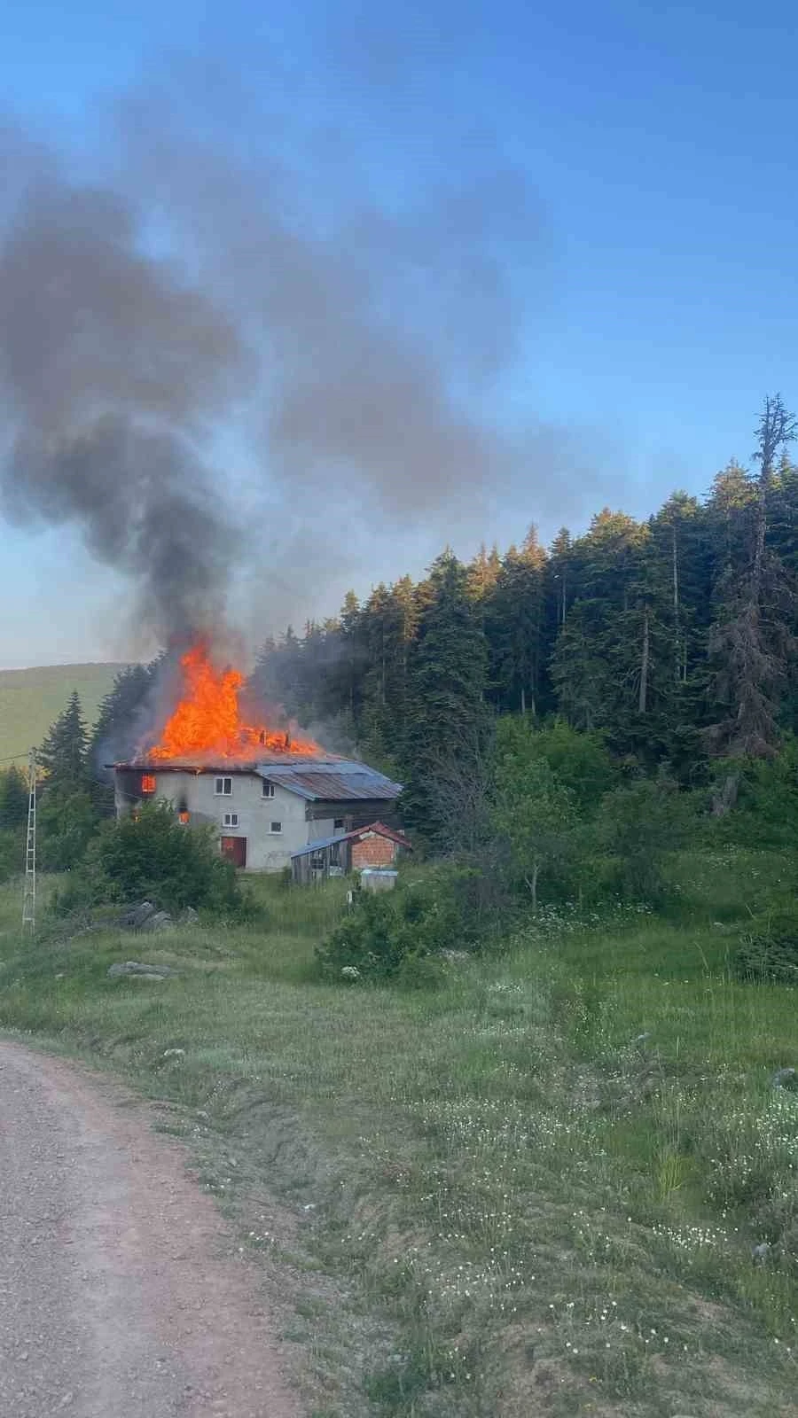 Alevlere teslim olan ev kullanılmaz hale geldi
