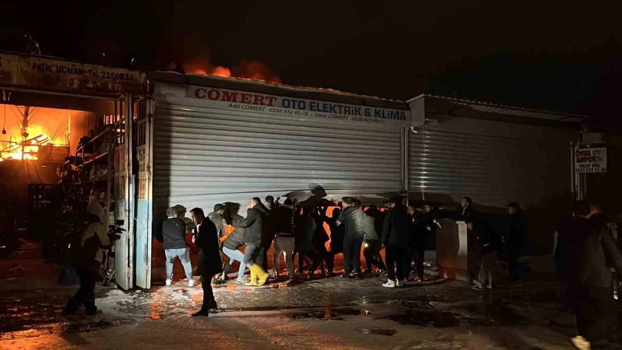 Alevlere teslim olan iş yerlerindeki ara&ccedil;ları kurtarmak i&ccedil;in zamanla yarıştılar
