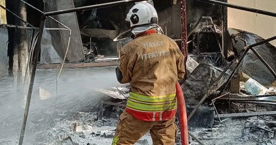 Alevlere teslim olan prefabrik yapı kullanılmaz hale geldi
