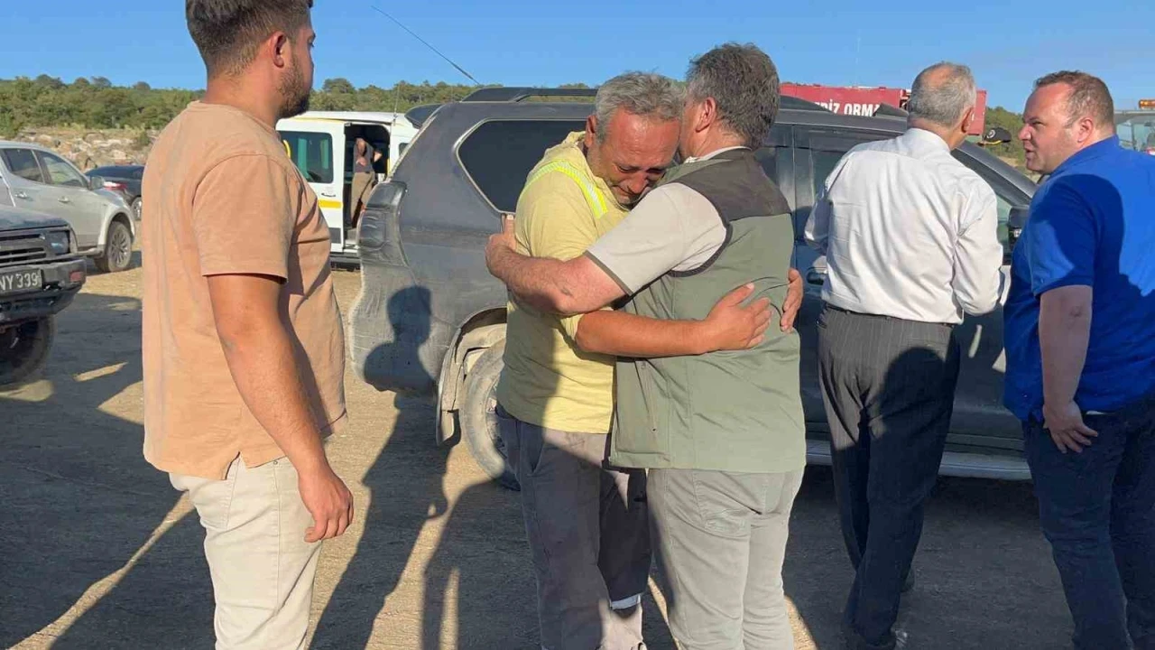 Alevlerin arasından kurtulduktan sonra ağlayarak müdürüne sarıldı
