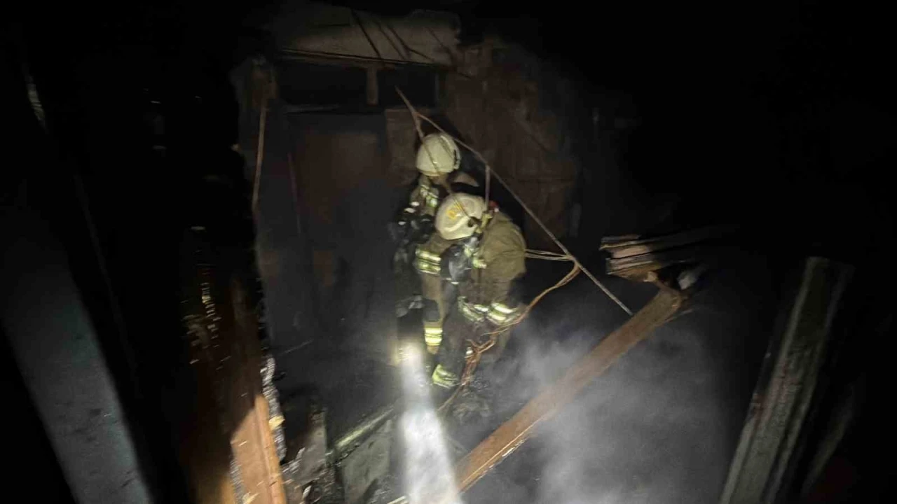 Alevlerin k&uuml;le &ccedil;evirdiği fabrika i&ccedil;erden g&ouml;r&uuml;nt&uuml;lendi
