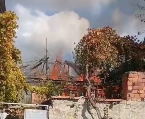 Alevlerin sardığı ev kullanılamaz hale geldi
