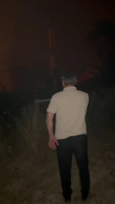 Alevlerin sardığı köye giren başkan Özkan , vatandaşları böyle ikna etti
