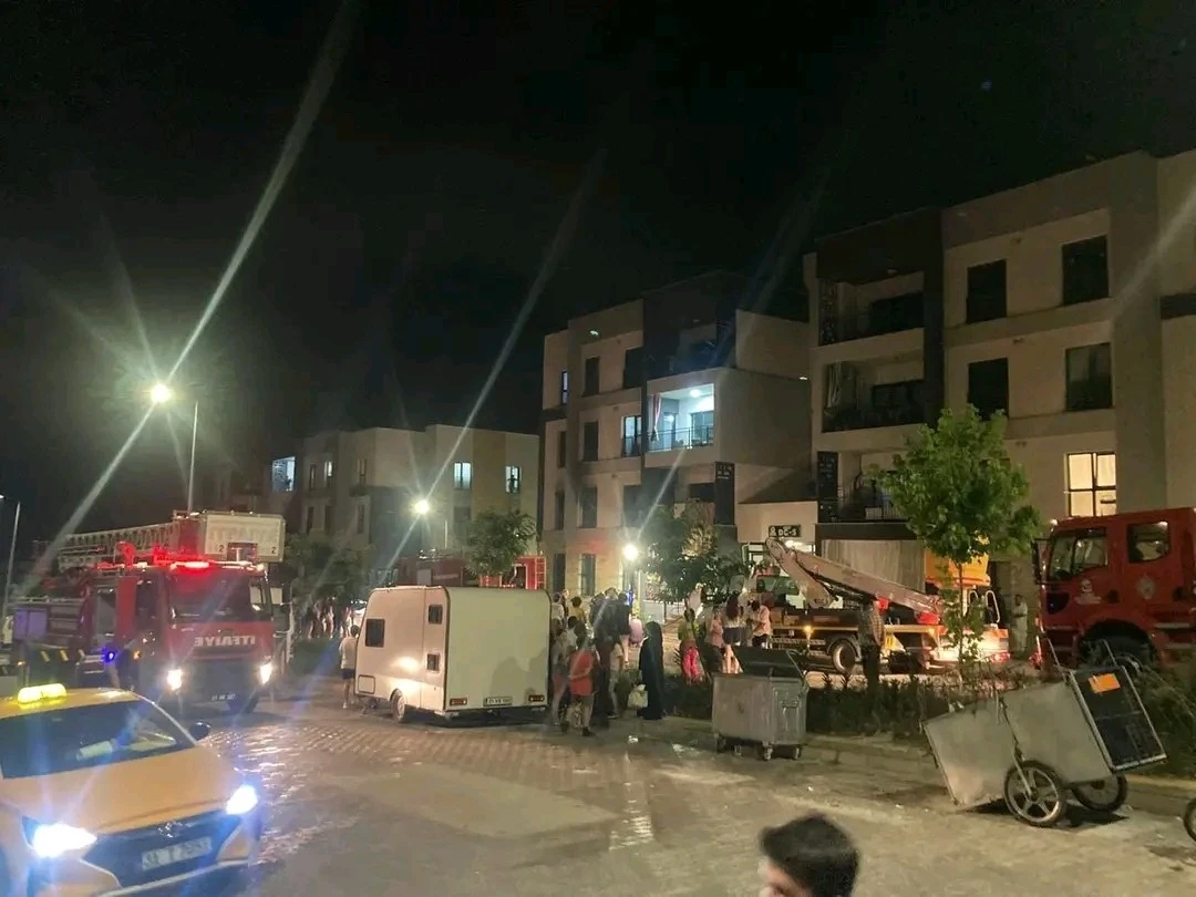 Alevlerin y&uuml;kseldiği apartman dairesinde dumandan etkilenen 3 kişiyi itfaiye kurtardı
