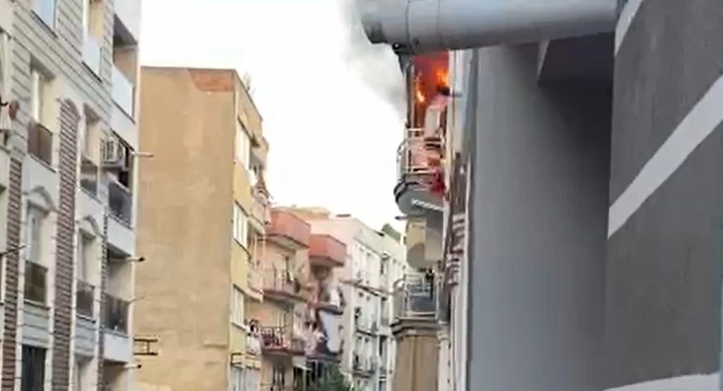 Alevlerin yükseldiği ev kullanılamaz hale geldi
