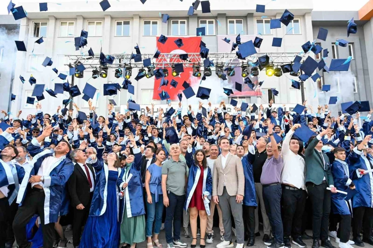 Ali Bahar AOSB Teknik Koleji’nde ilk mezuniyet coşkusu: 254 öğrenci kep attı
