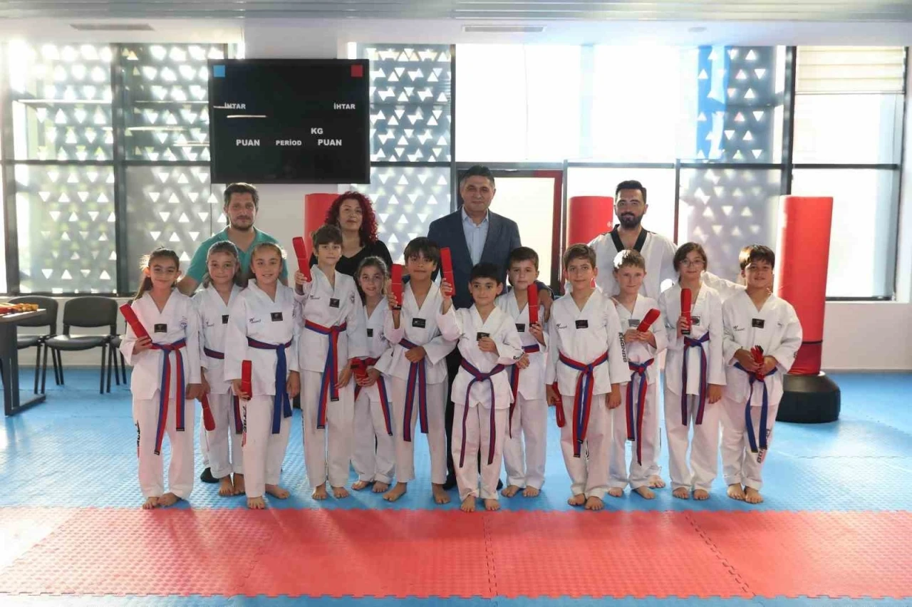 Aliağa Belediyesi Taekwondo Kursu’nun sporcuları kuşak atladı
