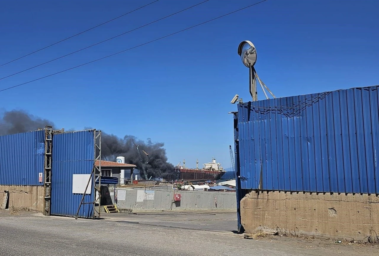 Aliağa’da sökümdeki tanker gemide yangın
