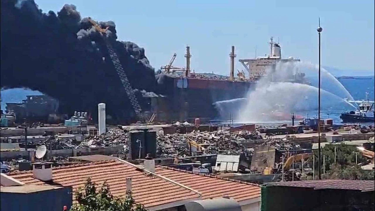 Aliağa’da tanker gemide yangın devam ediyor
