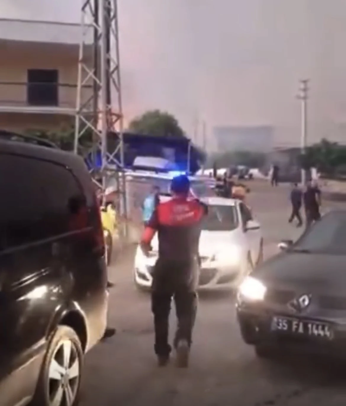Aliağa’daki yangın Foça’ya doğru genişledi, bazı evler tahliye edildi
